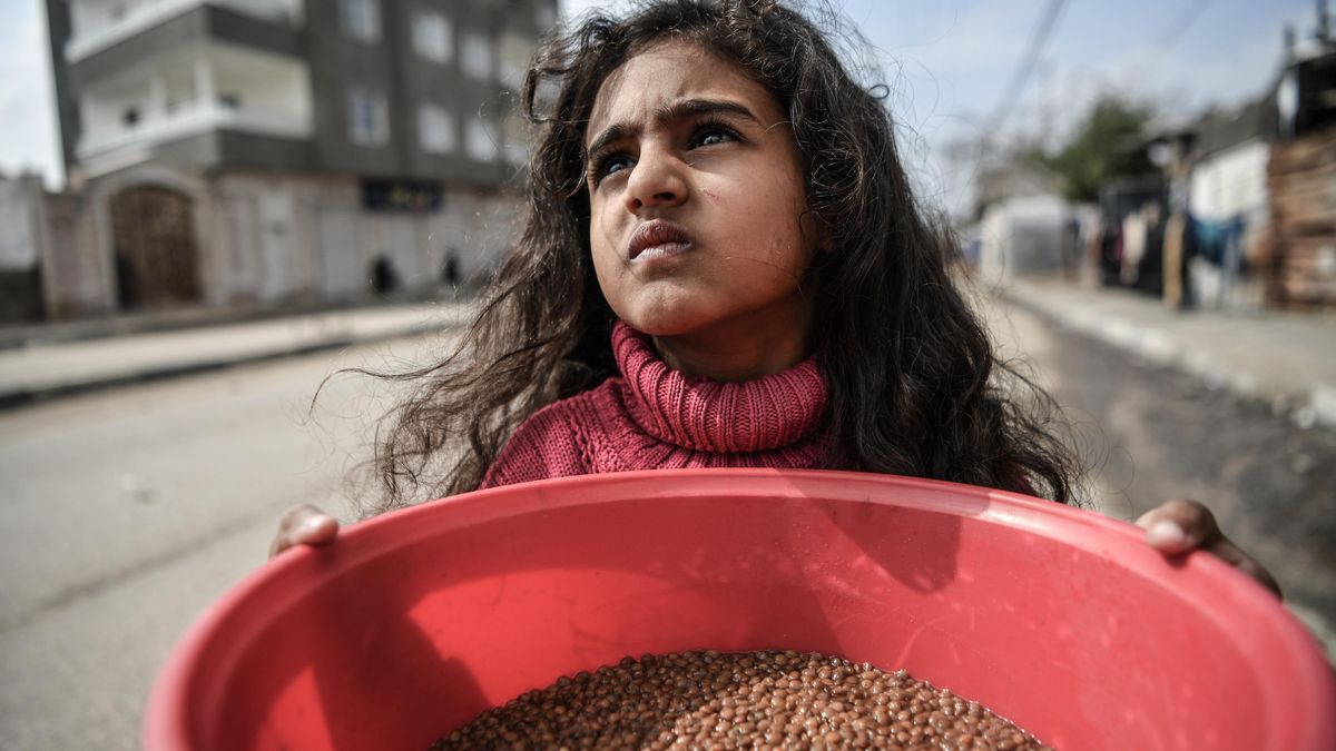 Zoufalí lidé, hladové děti. Snímky z Rafáhu ukazují fronty i boj o jídlo